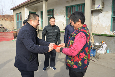 2018年2月10日，公司总经理李安东走访房家村困难群众。